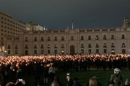 Miles de mujeres rodean con velas el Palacio de la Moneda en la vigilia de los 50 años del golpe de Estado.