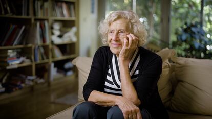 Lectora voraz, casi todas las habitaciones de la casa de Manuela Carmena están repletas de libros.