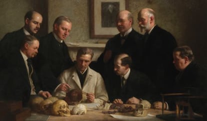 Los expertos que analizaron el falso cr&aacute;neo con rasgos de hombre y de simio, en la pintura El grupo de Piltdown, de John Cooke.