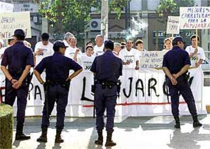 Vecinos y concejales de Churriana de la Vega instalan el campamento.