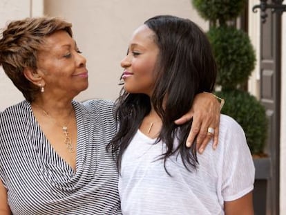 Bobbi Kristina Brown junto a su abuela, Cissy Houston, en 2012.