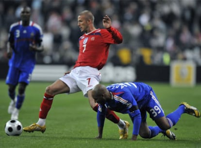 Beckham lucha por el balón con Anelka.