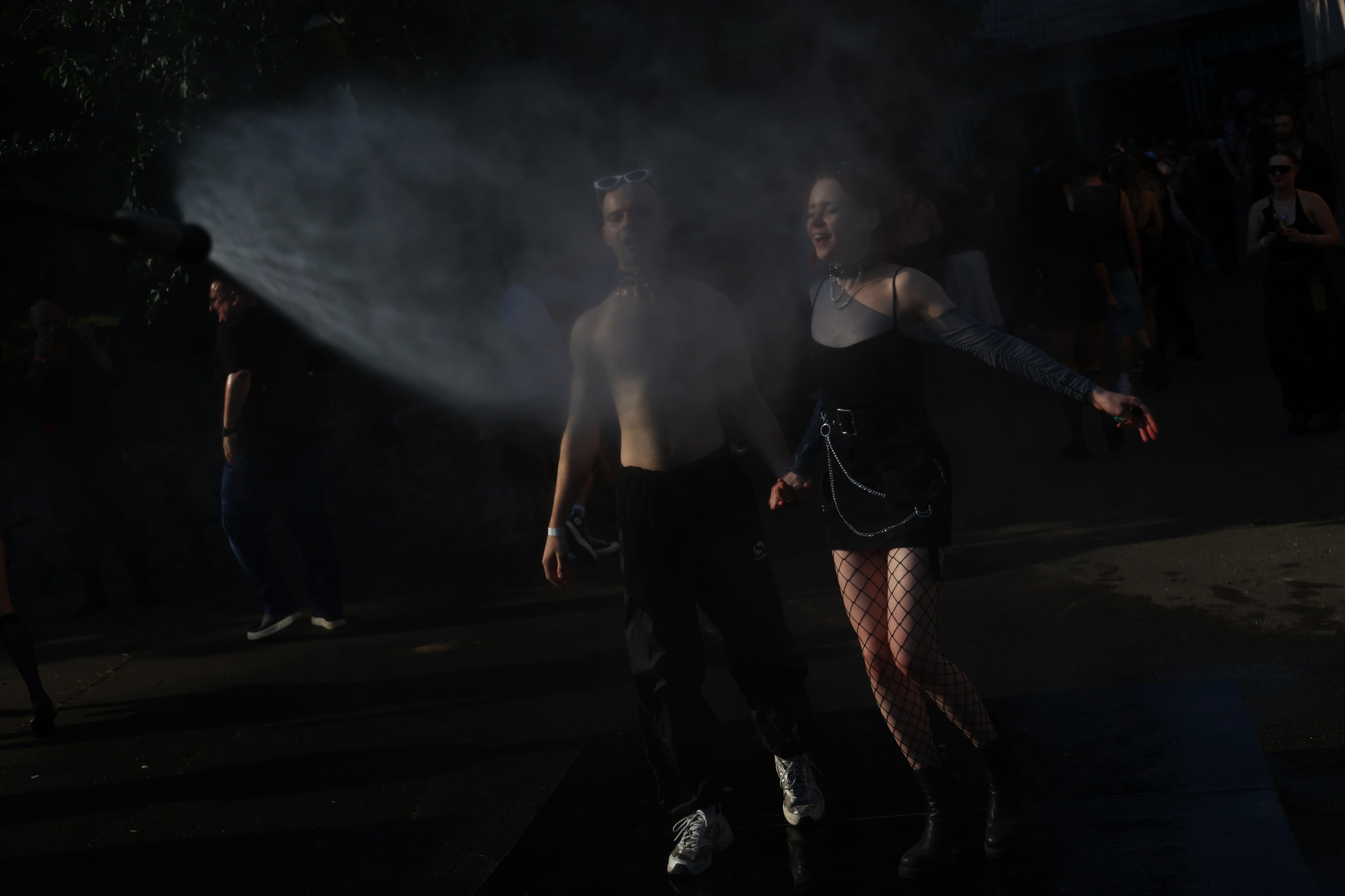 Asistentes al festival Veselka en Kiev el 27 de junio se refrescan con agua.