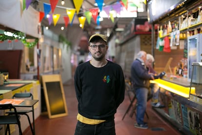 Attilio Mingolla, propietario de un espacio de degustación de productos italianos en el mercado de la Cebada.