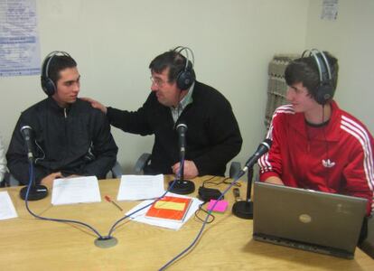 El profesor Bernardo Penabade, en el centro, con dos de sus alumnos en el programa de radio que realiza. 