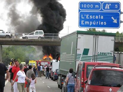 Unos conductores observan el accidente en la AP-7, cerca de Girona.