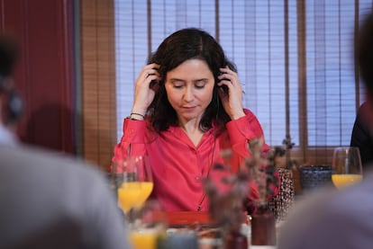 La presidenta de la Comunidad de Madrid, Isabel Díaz Ayuso, sigue la traducción del inglés durante un encuentro con representantes de think tanks liberales en Londres, este domingo. 