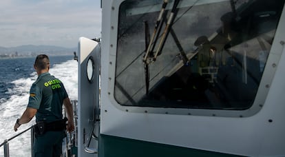 Un agente de la Guardia Civil durante una patrulla marítima en una imagen de archivo.