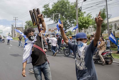 Varios jóvenes con lanzamorteros y encapuchados participan en un plantón denominado "Cadena Humana de Rotonda a Rotonda" en Managua (Nicaragua), el 4 de julio de 2018.

