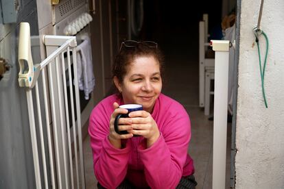 Mihalea Gherghe fotografiada en la puerta de su casa de la calle Peironcely, 10 unos días antes de ser realojada