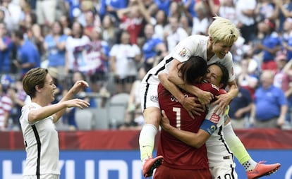 Carly Lloyd se abraza a Solo y a Rapinoe tras un gol.