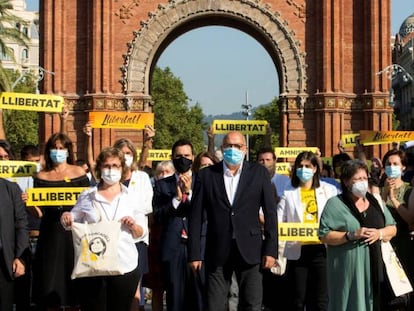 Los miembros de la Mesa del Parlament de la pasada legislatura: Lluis Corominas (c), Anna Simó (2i), Ramona Barrufet (2d), y Lluís Guinó (i), junto a la exdiputada de la CUP Mireia Boya (d), acompañados por simpatizangtes y compañeros de partido, a su llegada al Tribunal Superior de Justicia de Cataluña (TSJC).