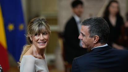 Begoña Gómez, junto a su marido Pedro Sánchez, durante la ceremonia de entrega de las condecoraciones al mérito civil en el Palacio Real en Madrid, el pasado 19 de junio.