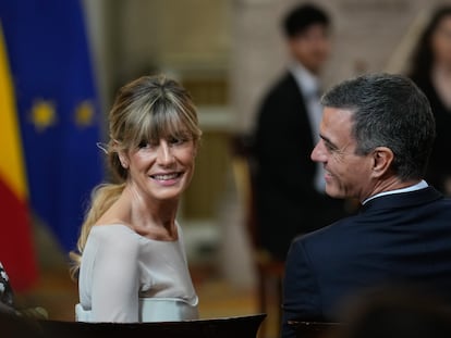 Begoña Gómez, junto a su marido Pedro Sánchez, durante la ceremonia de entrega de las condecoraciones al mérito civil en el Palacio Real en Madrid, el pasado 19 de junio.