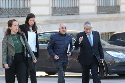 Miguel &Aacute;ngel Fern&aacute;ndez Ord&oacute;&ntilde;ez, exgobernador del Banco de Espa&ntilde;a (tercero por la izquierda), a su entrada en en la Audiencia Nacional. 