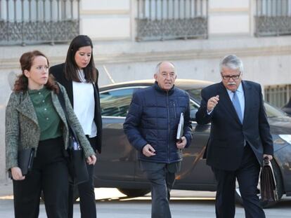 Miguel &Aacute;ngel Fern&aacute;ndez Ord&oacute;&ntilde;ez, exgobernador del Banco de Espa&ntilde;a (tercero por la izquierda), a su entrada en en la Audiencia Nacional. 