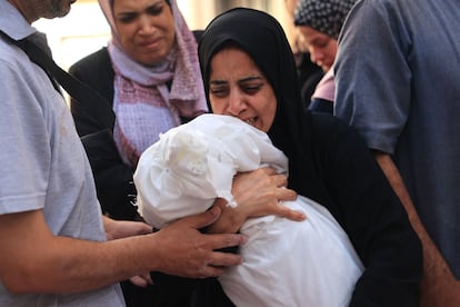 Familiares llevan el cuerpo del beb Ahmed Barhom, de 8 meses, durante su funeral  en Rafah junto al resto de los miembros de la misma familia muertos por un bombardeo israel, este lunes.