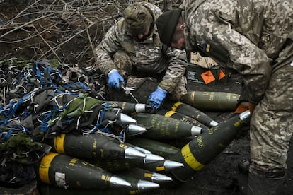 Soldados ucranios preparan la munición de artillería de 155 milímetros, este sábado cerca de Bajmut.