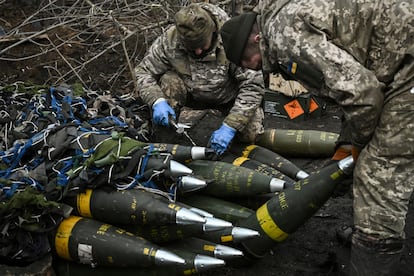 Ukrainian soldiers preparing 155-millimeter artillery ammunition this Saturday near Bakhmut.