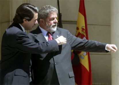 En las escaleras de la Moncloa, Aznar recibe a Lula