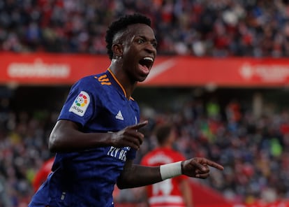 Vinicius celebra haber marcado el tercer gol del Real Madrid contra el Granada.