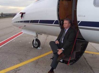 José María Espinosa, director general de la consultora Aeromar, sentado en la escalerilla de uno de sus aviones.