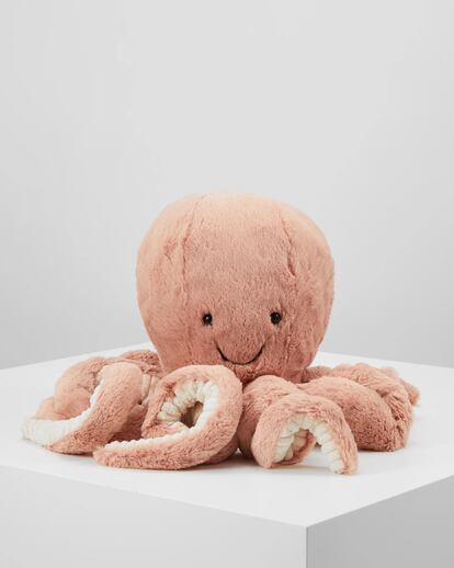 Jellycat.

Quien haya visto el documental laureado con un Oscar se habrá quedado fascinado con lo amigable y tierno que puede llegar a ser este cefalópodo. Con un pelaje suave, tentáculos rizados y mirada dulce, este peluche tiene en ese sentido un gran parecido con el original, y será un amigo inseparable para los más pequeños.