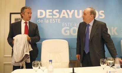 A la izquierda, Ignacio Martín, presidente de Gamesa, junto a Jesús Alberdi, presidente de la Asociación de Antiguos Alumnos de la Universidad de Deusto.