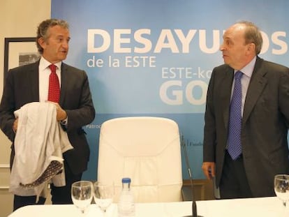 A la izquierda, Ignacio Martín, presidente de Gamesa, junto a Jesús Alberdi, presidente de la Asociación de Antiguos Alumnos de la Universidad de Deusto.