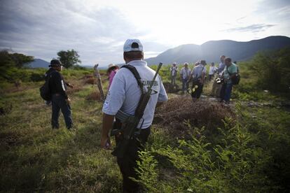 Quince minutos despu&eacute;s de la llamada de los comunitarios, los polic&iacute;as ministeriales de Guerrero se presentan en el lugar para dar fe de lo encontrado. 