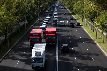 Caravana en favor de la Hostelería a su paso por el Paseo de la Castellana, Madrid.