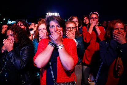 Un grupo de mujeres repite el gesto de taparse la boca que se ve en 'Moi Aussi' antes de su proyección en la playa en Cannes, este miércoles.