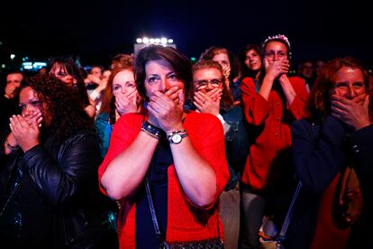 Un grupo de mujeres repite el gesto de taparse la boca que se ve en 'Moi Aussi' antes de su proyección en la playa en Cannes, este miércoles.