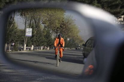 Un trabajador conduce su bici por una calle de Kabul (Afganistán), el 17 de abril de 2017.