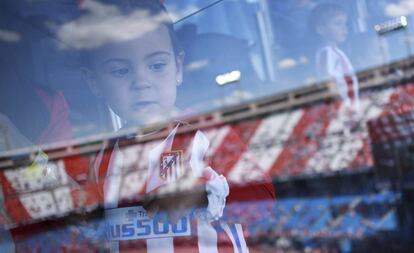 Una niña, el sábado pasado en el Calderón.