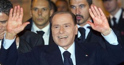 Berlusconi saluda a sus seguidores hoy en Roma