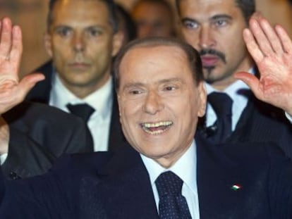 Berlusconi saluda a sus seguidores hoy en Roma