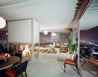 Dentro de la casa Stahl solamente hay algunos muebles de diseño y unas esferas de luz que juegan al despiste con las luces exteriores.