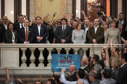 Carles Puigdemont, en el centro, durante la celebracion en el parlament de la proclamacion de la república catalana.