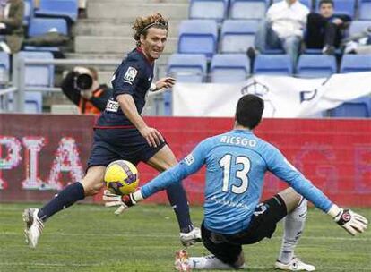 Forlán pica el balón ante Riesgo en el segundo gol del Atlético en el partido, el primero de los dos que marcó el uruguayo.