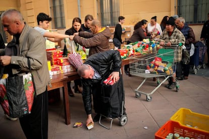 Un grupo de personas reciben comida en Málaga de la ONG Ángeles Malagueños de la Noche la víspera de Navidad, el 24 de diciembre de 2018.