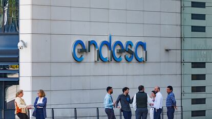 Un grupo de personas frente a la sede de Endesa, en Madrid.