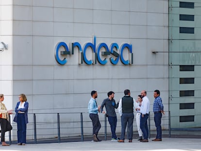 Un grupo de personas frente a la sede de Endesa, en Madrid.