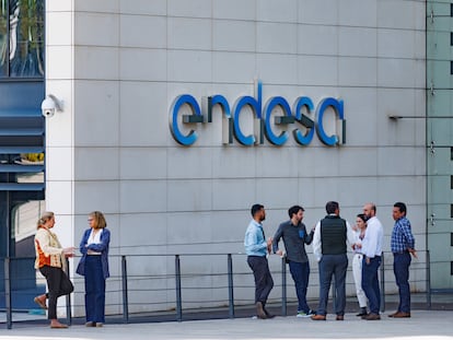Un grupo de personas frente a la sede de Endesa en Madrid.