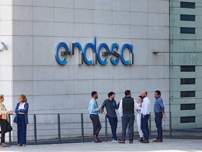 Un grupo de personas frente a la sede de Endesa