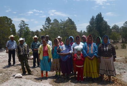 La etnia rarámuri está compuesta de diversas comunidades. Una de ellas es la Huitosachi, que ha sido la primera en conseguir una resolución favorable por explotación ilegal de su territorio. El pasado febrero fueron reconocidos como propietarios de 253 hectáreas pertenecientes a su territorio ancestral ocupadas por un particular.
