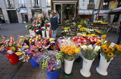 Uno de los puestos de flores de la Plaza de Tirso de Molina este lunes.