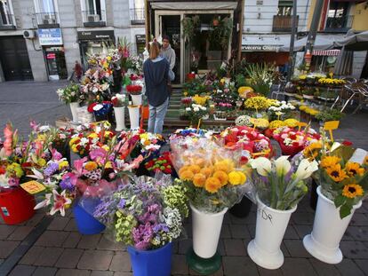 Uno de los puestos de flores de la Plaza de Tirso de Molina este lunes.