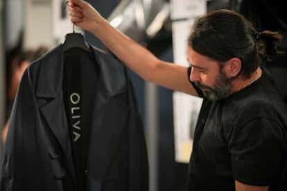 Juanjo Oliva muestra una de sus chaquetas de moda sostenible con Ecoembes.