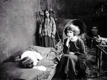 Modotti tuvo una breve carrera en Hollywood. Aquí la vemos en una imagen de la película 'The Tiger’s coat', de 1920, en una imagen tomada por Johan Hagemeyer. 